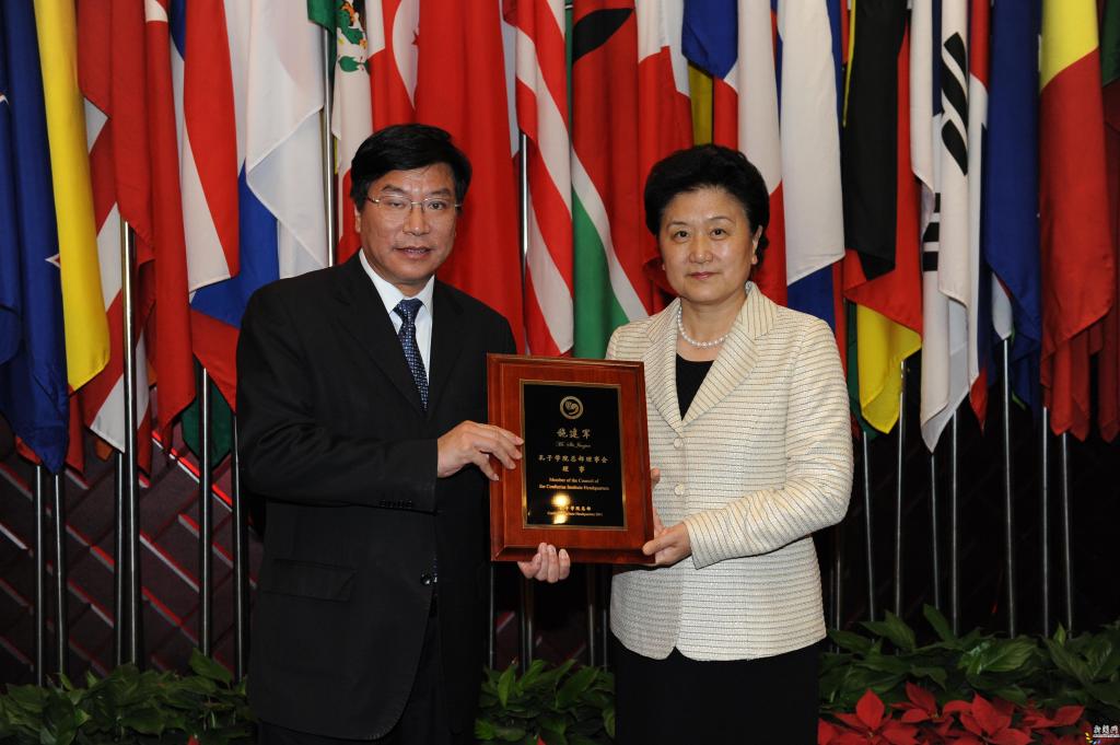 2011年12月，刘延东副总理向时任校长施建军教授颁发孔子学院总部理事会理事证书