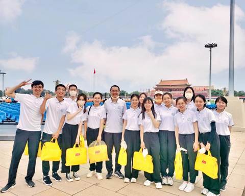 国际关系学院本科生支部党员于天安门广场参加建党百年纪念大会
