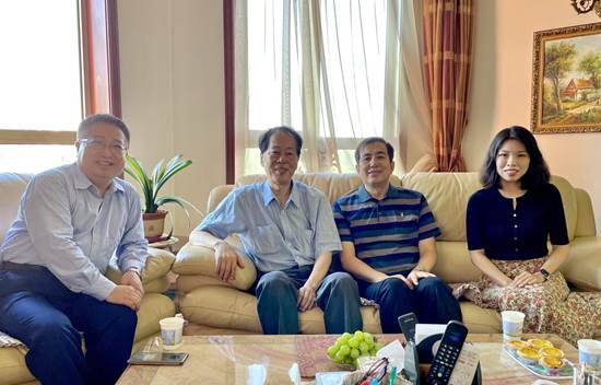 校庆70周年外语学院党委看望前任院长、退休教授杨言洪