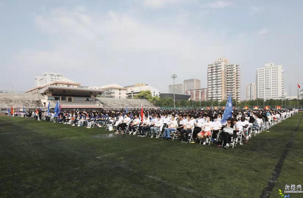 ​对外经济贸易大学举行2021级新生开学典礼