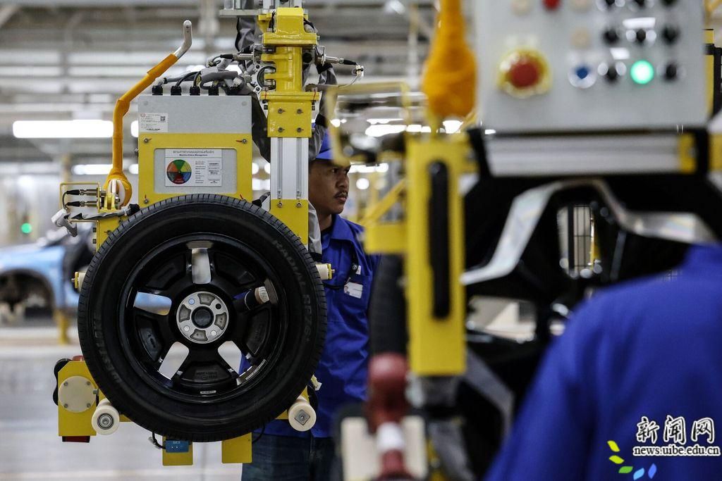 Workers assemble parts of electric vehicles inside BYD's new plant in Nikhom Phatthana, Rayong Province, Thailand, July 4, 2024. /VCG