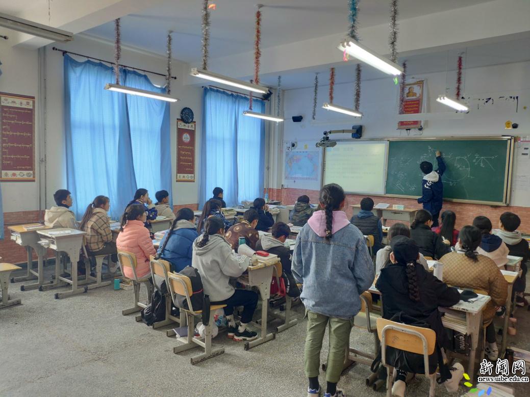 周末为学生们上物理复习课 周末为学生们上物理复习课
