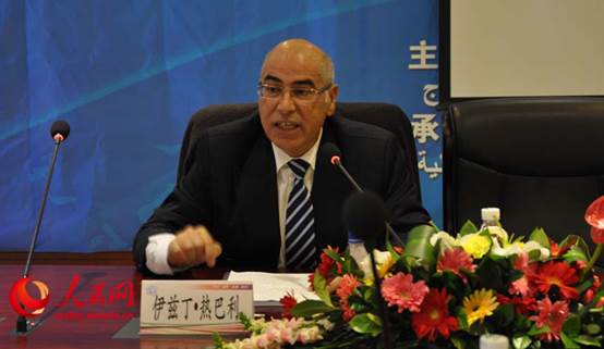 图片包含 人员, 男士, 室内, 墙壁已生成极高可信度的说明