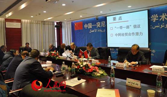 图片包含 天花板, 室内, 餐桌, 人员已生成极高可信度的说明