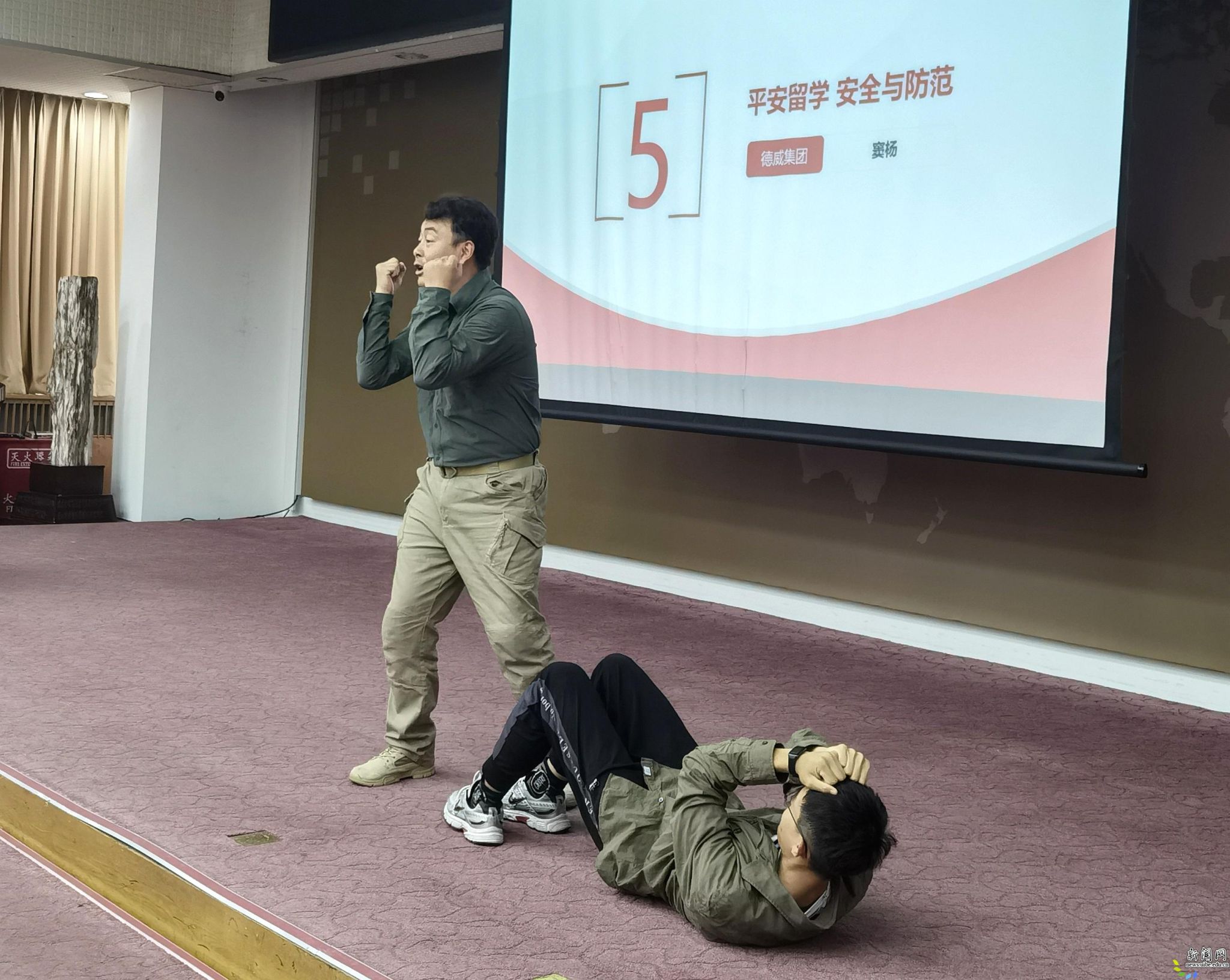 教官指导学生自我防卫 教官指导学生自我防卫