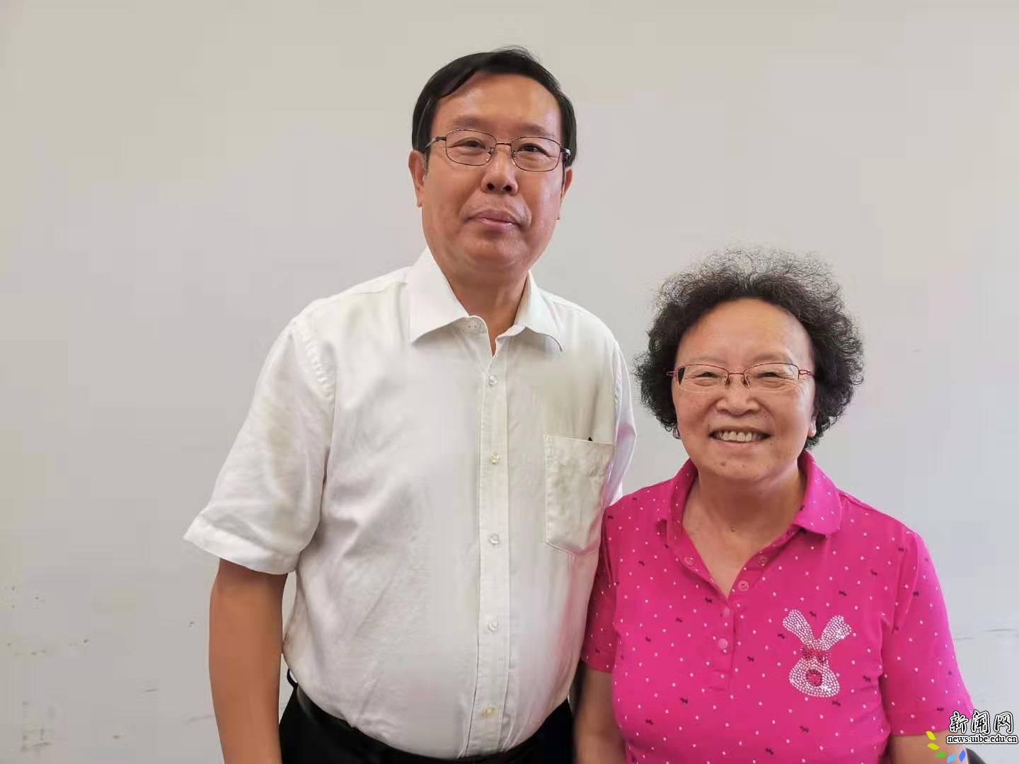 张新民副校长看望李诗教授 张新民副校长看望李诗教授