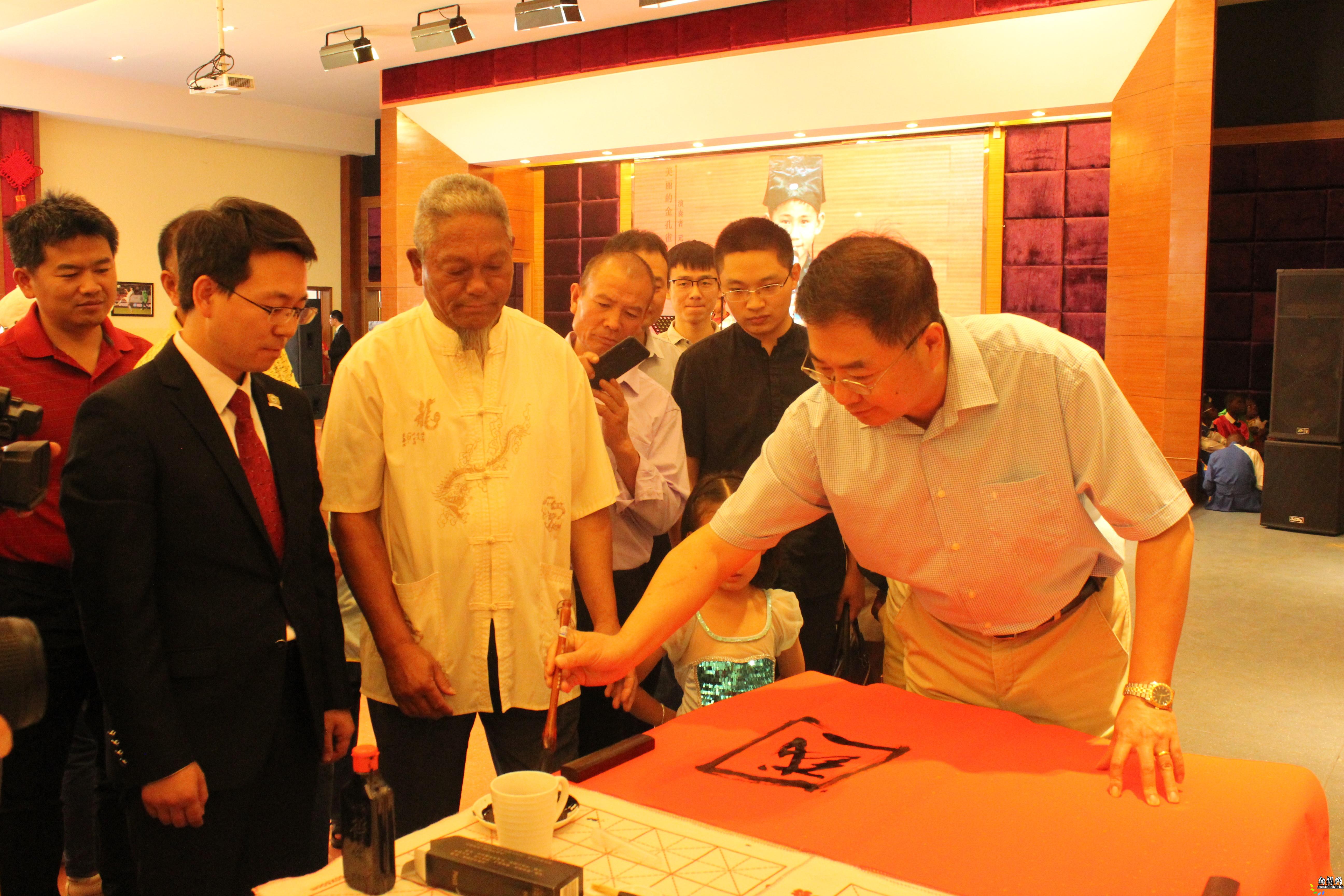 刘洪洋大使参观孔院文化展区后题字留念