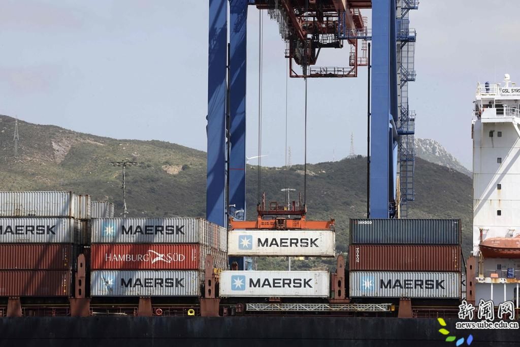 Containers are loaded onto a ship at the Tanger Med port in the northern Moroccan city of Tangiers, Morocco, July 10, 2025. /VCG