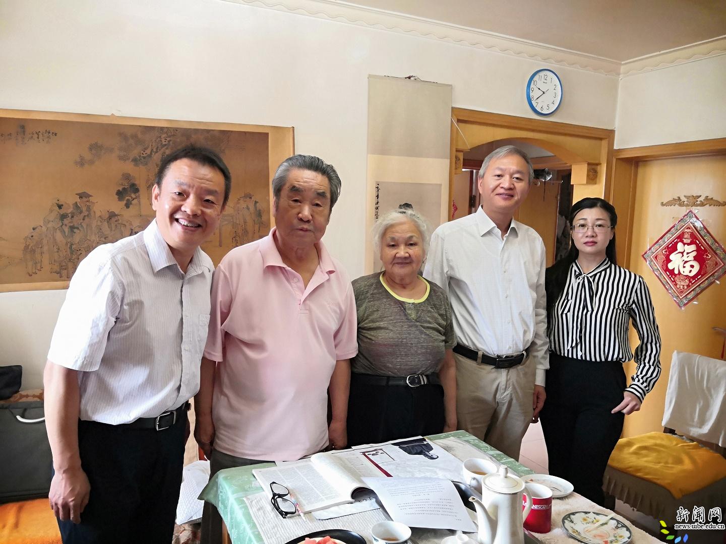 王强副校长看望薛荣久教授 王强副校长看望薛荣久教授