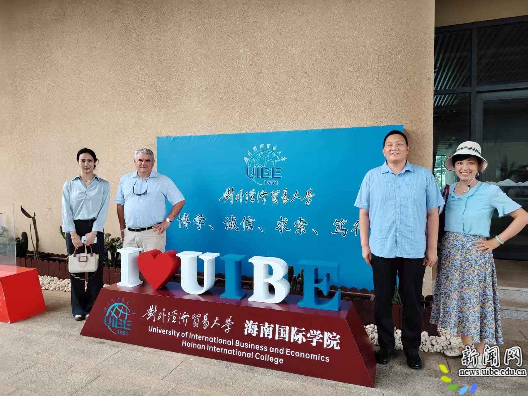海南国际学院合影.jpg