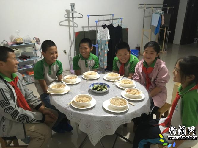 在家为学生过生日 在家为学生过生日