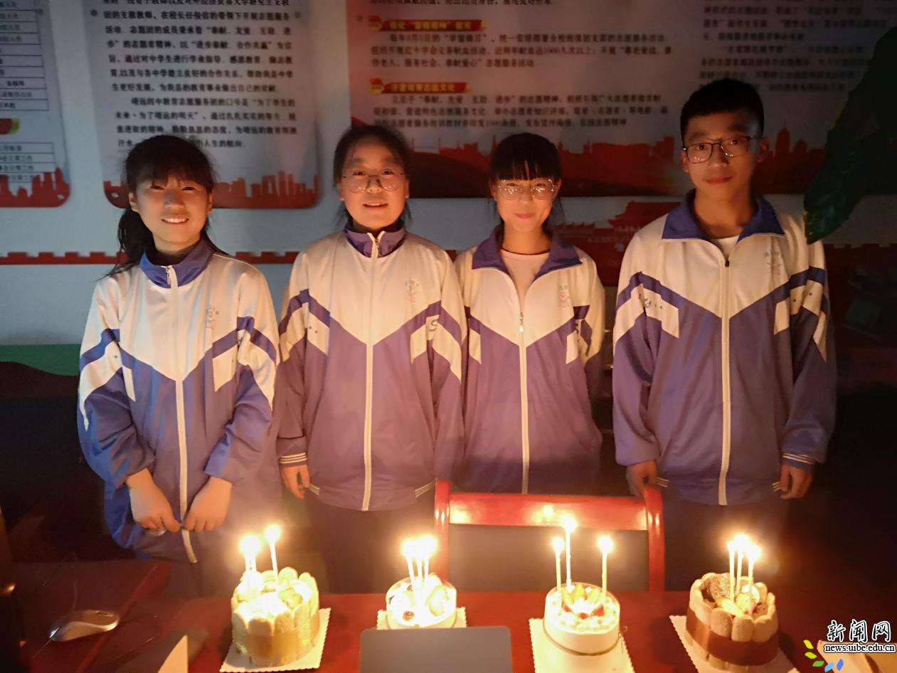 (为学生过生日) (为学生过生日)