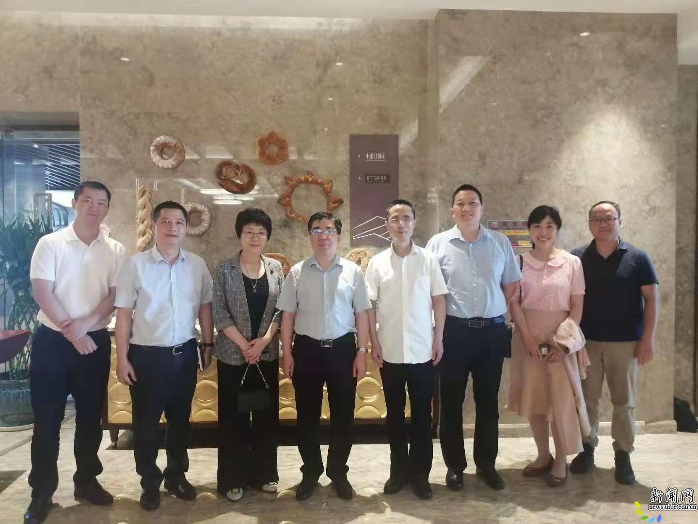 海南商务厅领导与海南研究院人员合影 海南商务厅领导与海南研究院人员合影