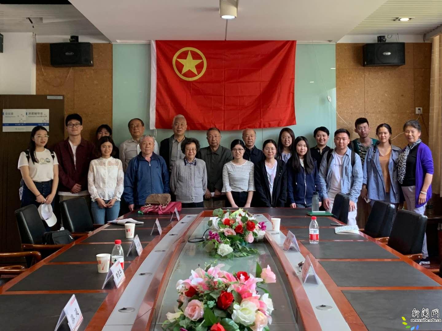 与会人员合影留念 与会人员合影留念