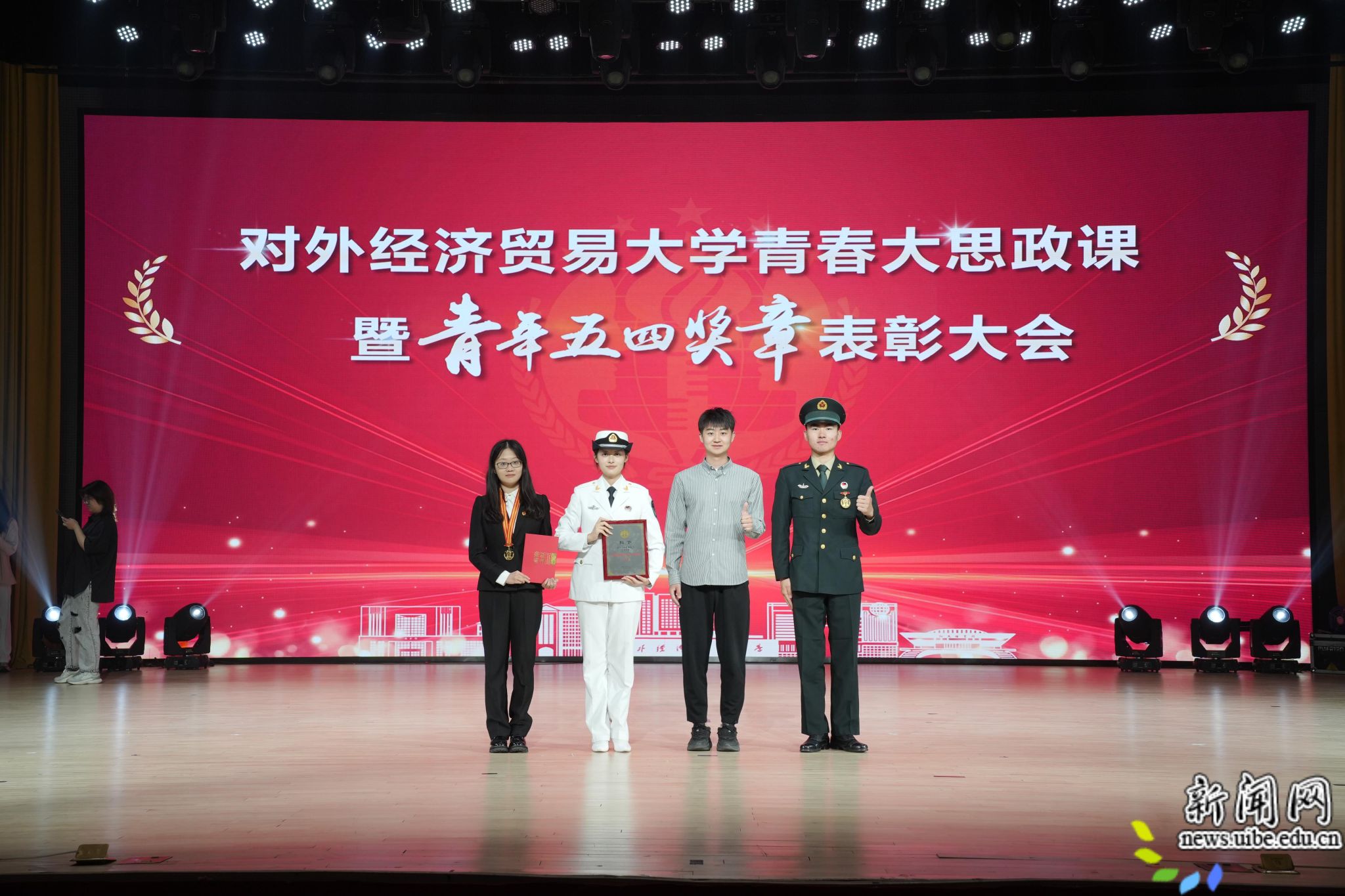 1.3与学院获奖同学合影.jpg