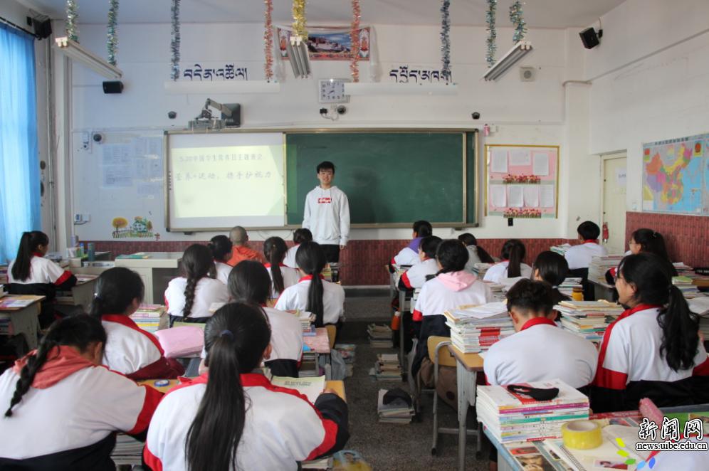 给学生们上德育课 给学生们上德育课