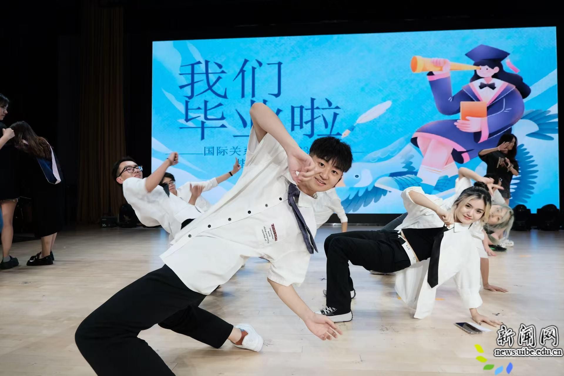 2.2在毕业晚会上表演舞蹈.jpg