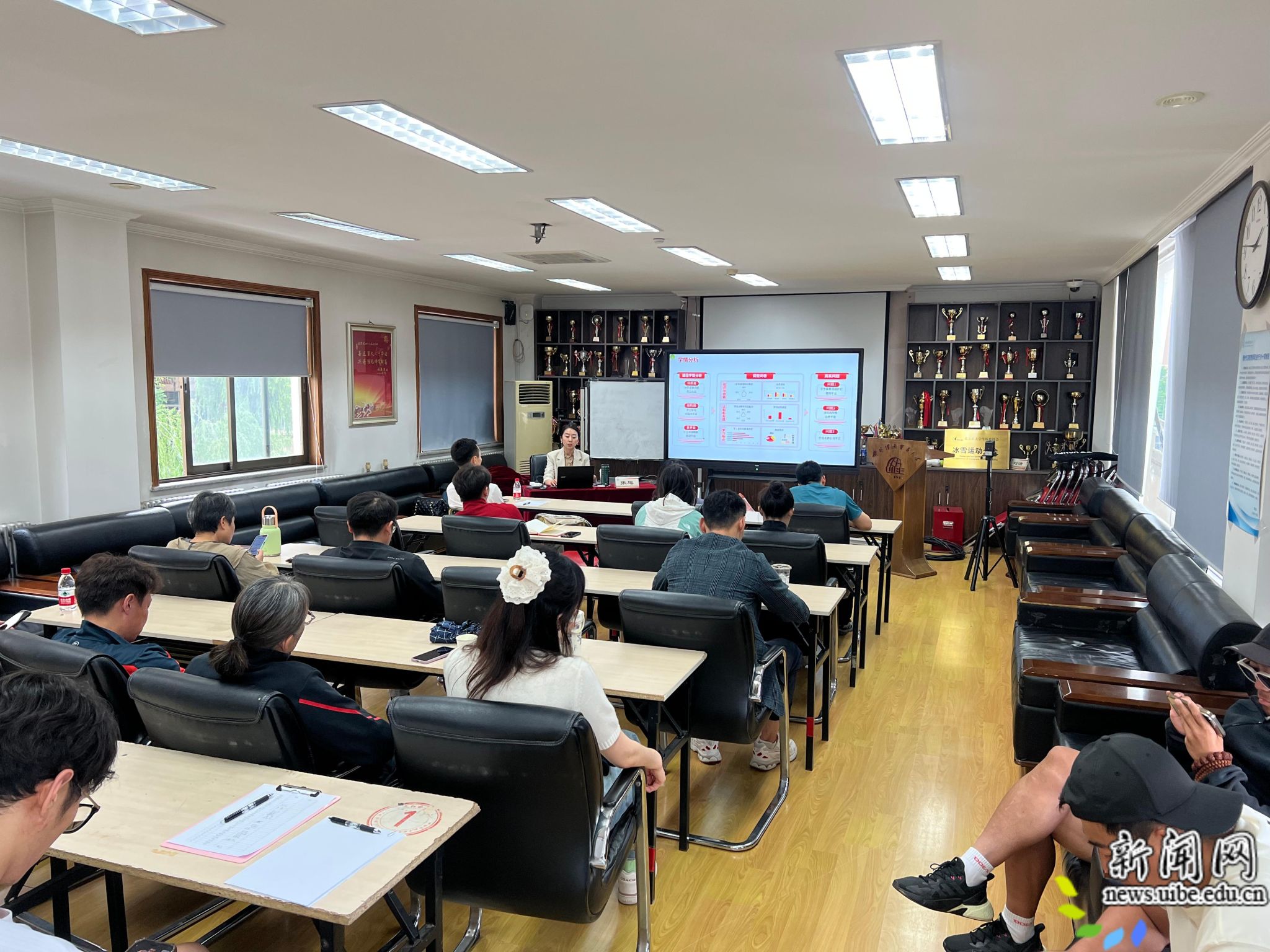 师德讲座2.jpg