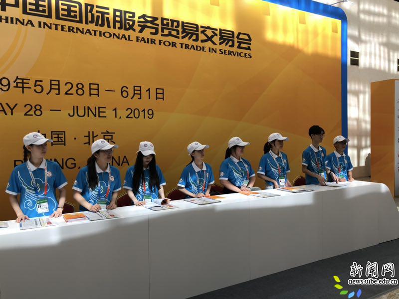 (图二 展览会务部志愿者) (图二 展览会务部志愿者)