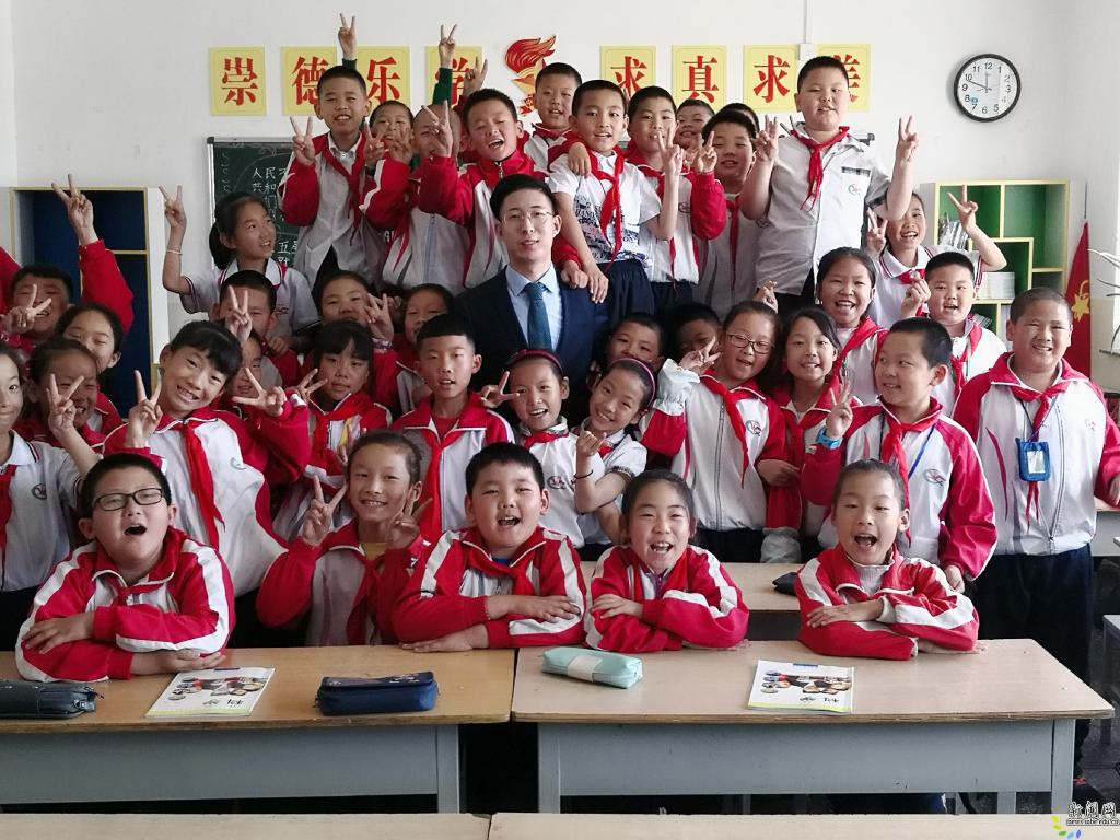 与学生们合影 与学生们合影